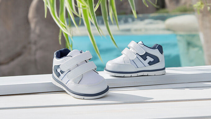 https://www.chicco.es/dw/image/v2/BJJJ_PRD/on/demandware.static/-/Sites-Chicco-Spain-Library/es_ES/dw5db7204c/site/05-Paginas de Categoria/Fashion/Zapatos/Primeros Pasos/CHICCO_SS25_SL_104-680x385px.jpg